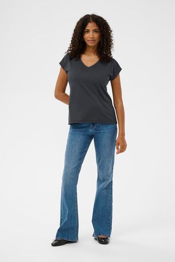 Kaffe is dit black washed T-shirt met v-hals.